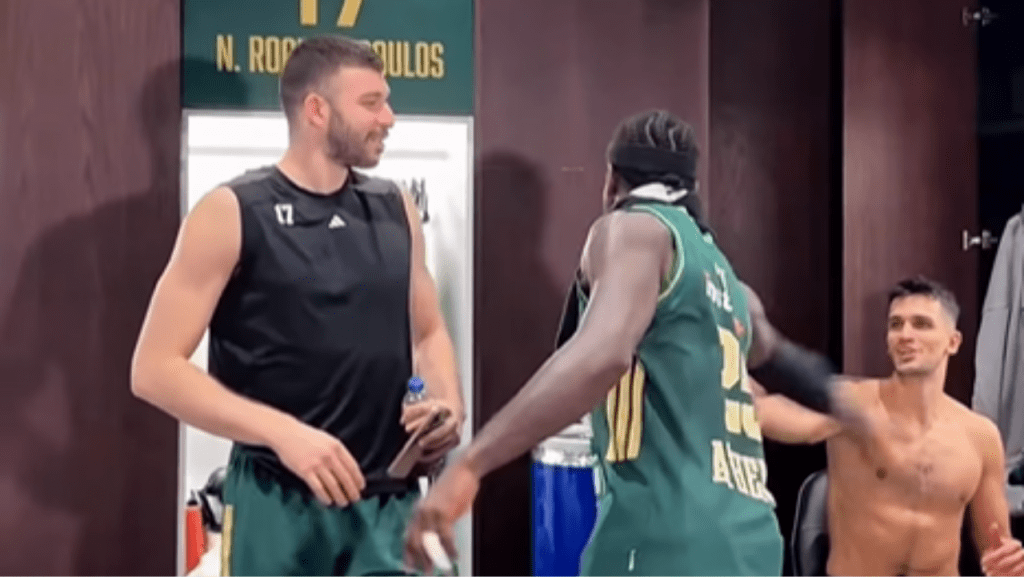 Πανζουρλισμός… στα αποδυτήρια: Έτσι υποδέχθηκαν τον Ναν οι συμπαίκτες του (vid)